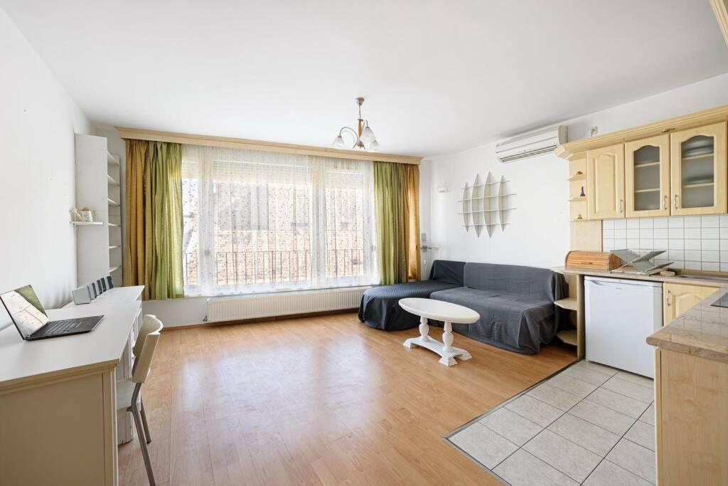 Lovely Apartment In City Centre For 4 Guests Budapest Exterior photo